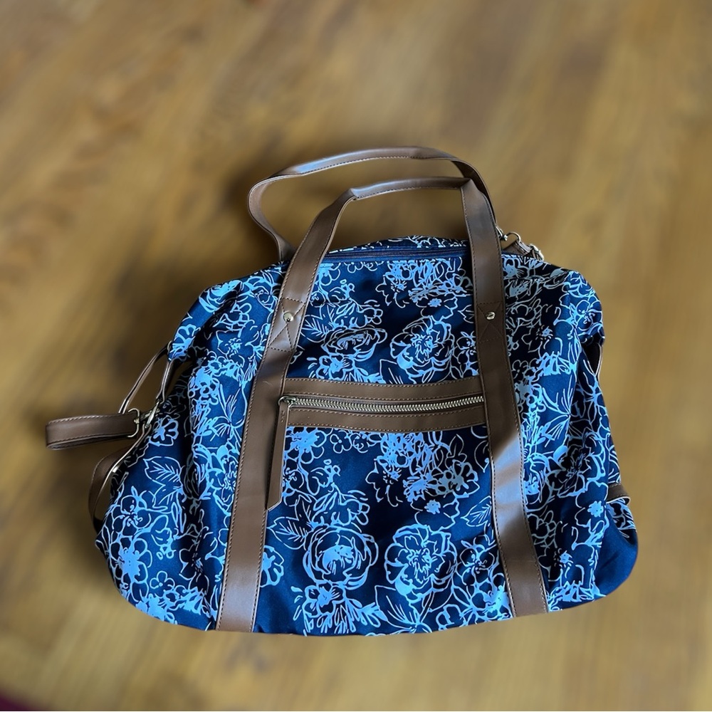 🔷PRIMARK: Women’s navy blue w/white floral pattern, duffle bag preowned🔷